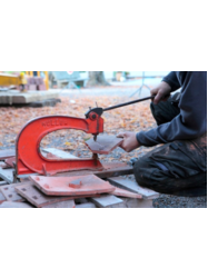 Charpentes Duchêne - Découpe artisanale de la tuile