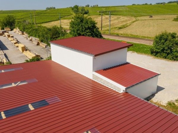 Création d'un bâtiment industriel en bac acier, râle 8012- ZI Arbois-Charpentes Duchêne- Arbois-Jura