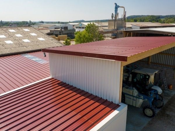 Création d'un bâtiment industriel en bac acier, râle 8012- ZI Arbois-Charpentes Duchêne- Arbois-Jura