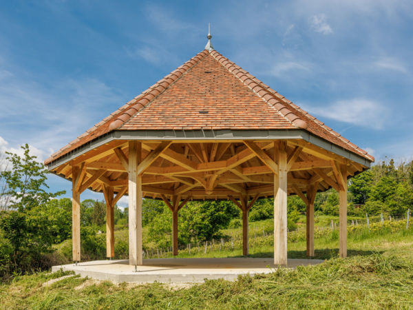 Kiosque reconstruit à l'identique suivant une carte postale  - Duchêne Charpentes - Arbois - Jura