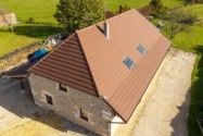Réfection de charpente, couverture en tuiles Standard 9 vieillie Masse, zinguerie en zinc naturel, création de fenêtres de toits (Velux), isolation triso laine max et laine de verre - Charpentes Duchêne - Arbois - Jura