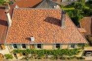 Réfection de charpente, couverture en tuiles Vauban Ecaille rouge nuancé, zinguerie en zinc quartz- Charpentes Duchêne - Arbois - Jura