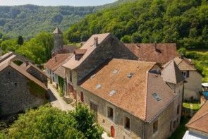 Réfection de couverture, modification de charpente, fenêtre de toit, isolation création de plancher, solivage, zinguerie en zinc quartz - Les Planches près d'Arbois - Chambres d'hôtes-Charpentes Duchêne- Jura - Réfection de couverture, modification de charpente, fenêtre de toit, isolation création de plancher, solivage, zinguerie en zinc quartz - Les Planches près d'Arbois - Chambres d'hôtes-Charpentes Duchêne- Jura