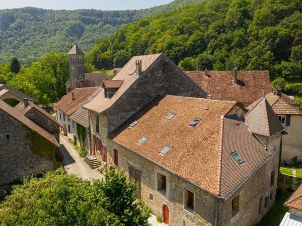 Réfection de couverture, modification de charpente, fenêtre de toit, isolation création de plancher, solivage, zinguerie en zinc quartz - Les Planches près d'Arbois - Chambres d'hôtes-Charpentes Duchêne- Jura - Réfection de couverture, modification de charpente, fenêtre de toit, isolation création de plancher, solivage, zinguerie en zinc quartz - Les Planches près d'Arbois - Chambres d'hôtes-Charpentes Duchêne- Jura