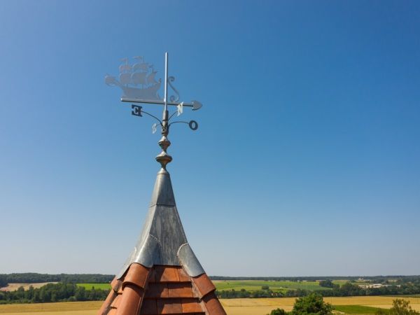 Réfection de la toiture du Château de Molamboz - Tuiles en 17*27, Sainte Foy - Rouge nuancé-Charpentes Duchêne- Arbois-Jura