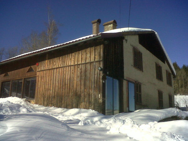 Réfection, modification et renfort complet de charpente, couverture en tôle prélaquée, extension en ossature bois, bardage, création de plancher et isolation en panneaux sandwich Sapisol, crochets à neige- Charpentes Duchêne- Arbois -Jura