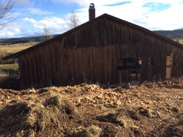 Réfection, modification et renfort complet de charpente, couverture en tôle prélaquée, extension en ossature bois, bardage, création de plancher et isolation en panneaux sandwich Sapisol, crochets à neige- Charpentes Duchêne- Arbois -Jura