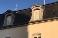 Rénovation de charpente, couverture en ardoise et en zinc quartz prépatiné à joints debout, isolation en méthode sarking, fenêtres de toit, création de lucarnes 2 pans, épi de toiture-Charpentes Duchêne- Arbois-Jura