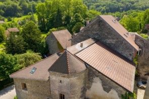 Réfection de couverture, modification de charpente, fenêtre de toit, isolation création de plancher, solivage, zinguerie en zinc quartz - Les Planches près d'Arbois - Chambres d'hôtes-Charpentes Duchêne- Jura
