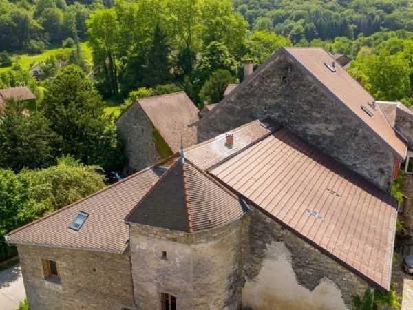 Réfection de couverture, modification de charpente, fenêtre de toit, isolation création de plancher, solivage, zinguerie en zinc quartz - Les Planches près d'Arbois - Chambres d'hôtes-Charpentes Duchêne- Jura